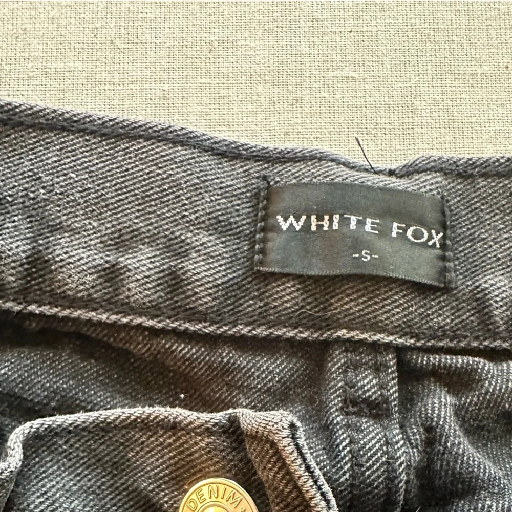 White Fox Women’s Classic Straight-Leg Jeans in Distressed Black Size Small chic - Picture 2 of 8